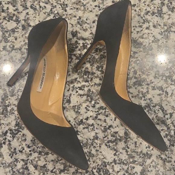 Manolo Blahnik Black Pointed Toe Heels - Picture 2 of 2